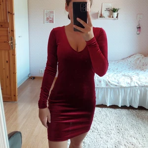 Röd klänning storlek XS - Röd klänning från h&m som är använd max 3 gånger. Super fin, inget att anmärka på!💁🏽‍♀️ jag är 160 cm lång 🐶🐱 djurfitt hem 🚬 rökfritt hem ✉📫 skickas mot fraktkostnaden