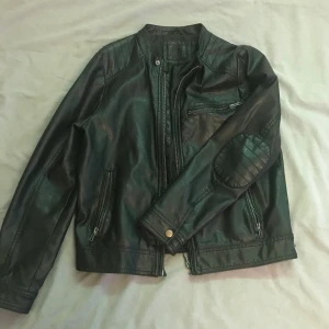 Skinn jacka - Denna skinnjacka är inte använd en enda gång och det är inga skador, den är i storlek Smål. Kom provat om ni undrar mer om den eller vill ha fler bilder. 