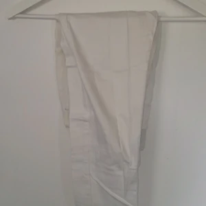 Vita jeans från splash - 38 vita jeans. Säljer för de kommer till ingen användning.