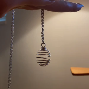 Smyckeshållare för kristaller! - Supersmidig kristallhållare som man hänger i tex. En kedja. Kedjan medföljer och är ca 50 cm lång! Både kedjan och hållaren är från kristallrummet. Hållaren är lite mindre i storleken, säljer även en större variant på min sida!