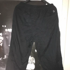 Polar Skate Co. Surf Pants - Baggy surf pants i chino material. Sitter typ som en skräddad soppåse på benet, really dope 👍. Dom är i bra skick förutom på ensbyxbenet där jag spillde lite blekningsmedel som lämnade en liten fläck (kolla sista bilden).