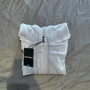 Juice Couture kofta  - Säljer två helt nya Jucie Couture koftor, en i st s och en i st m. Säljer för 500 st, då dom är helt nya och har prislapp kvar och om de är flera intresserade blir det budgivning. Nypriset var 1100.