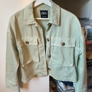 Grön jeansjacka - Populär grön jeansjacka ifrån zara. Köpt 2019 så finns ej kvar! Sparsamt använd så i fint skick. Storlek 34 😍 