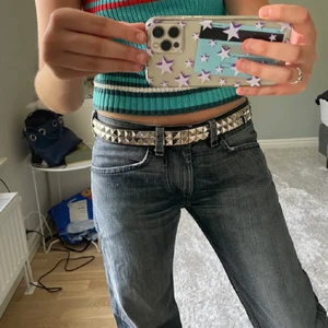 Coolt skärp med nitar  - Superfint bälte, aldrig använt köpt på plick❤️ (stl m) Bild lånad av säljaren på plick❤️ gratis frakt= frimärken alltså ej spårbart❤️❤️