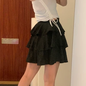 Svart kjol - Sååå snygg kjol! Använd ca tre gånger! Säljs då den är lite liten för mig i midjan. 