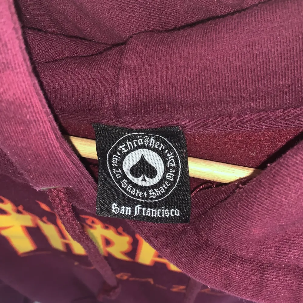 Röd Thrasher hoodie i storlek M. Jättebra skick och säljer pga den inte används och behöver plats i garderoben! Kan mötas i Sthlm annars står köparen för frakt ❤️‍🔥. Hoodies.