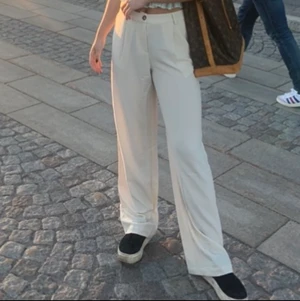 Vita vida byxor  - Vita vida byxor ifrån vero Moda. Super härligt och luftigt material. Storlek M, använt dem 2 gånger 💖💖 