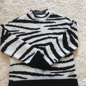 Fin tröja i zebra mönster och hög krage från veromoda. Bra skick! Säljer pga kommer inte till användning 