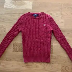 En röd/vinröd tröja från Gant. Storlek XS. Hel och fin i skick. Skulle säga att den passar S oxå. Köpare står för frakt 
