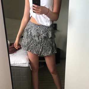 Volanglkjol - Jättesöt leopard volangkjol från zara. Den har även inbyggda shorts under som gör den mer bekväm och man slipper oroa sig för att visa allt, visas på bild 3. Jag är 167 och så som den ser ut på bilderna sitter den på mig.  Den är lite skrynklig på bilderna. Kom privat för frågor. 