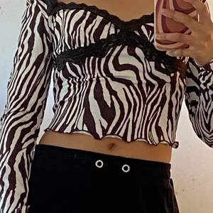 Zebra mönstrad tröja från Shein💕 St XS. Köptes på Plick men säljer för att säljaren skrev att det var storlek s men är egentligen storlek XS. Jättefin och väldigt bra material. Första två bilder är lånade av säljaren jag köpte av men sista bilden är min.💖💖