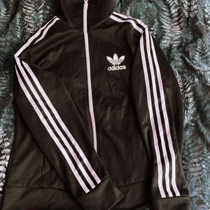 Adidas zip up hoodie  - Slim fit, mer barn storlek men kan funka på äldre! Blommig på insidan, 2 stora fickor på sidan och tröjan passar bra till allt!🌸✨  Knappt använd då jag är för stor för den. 