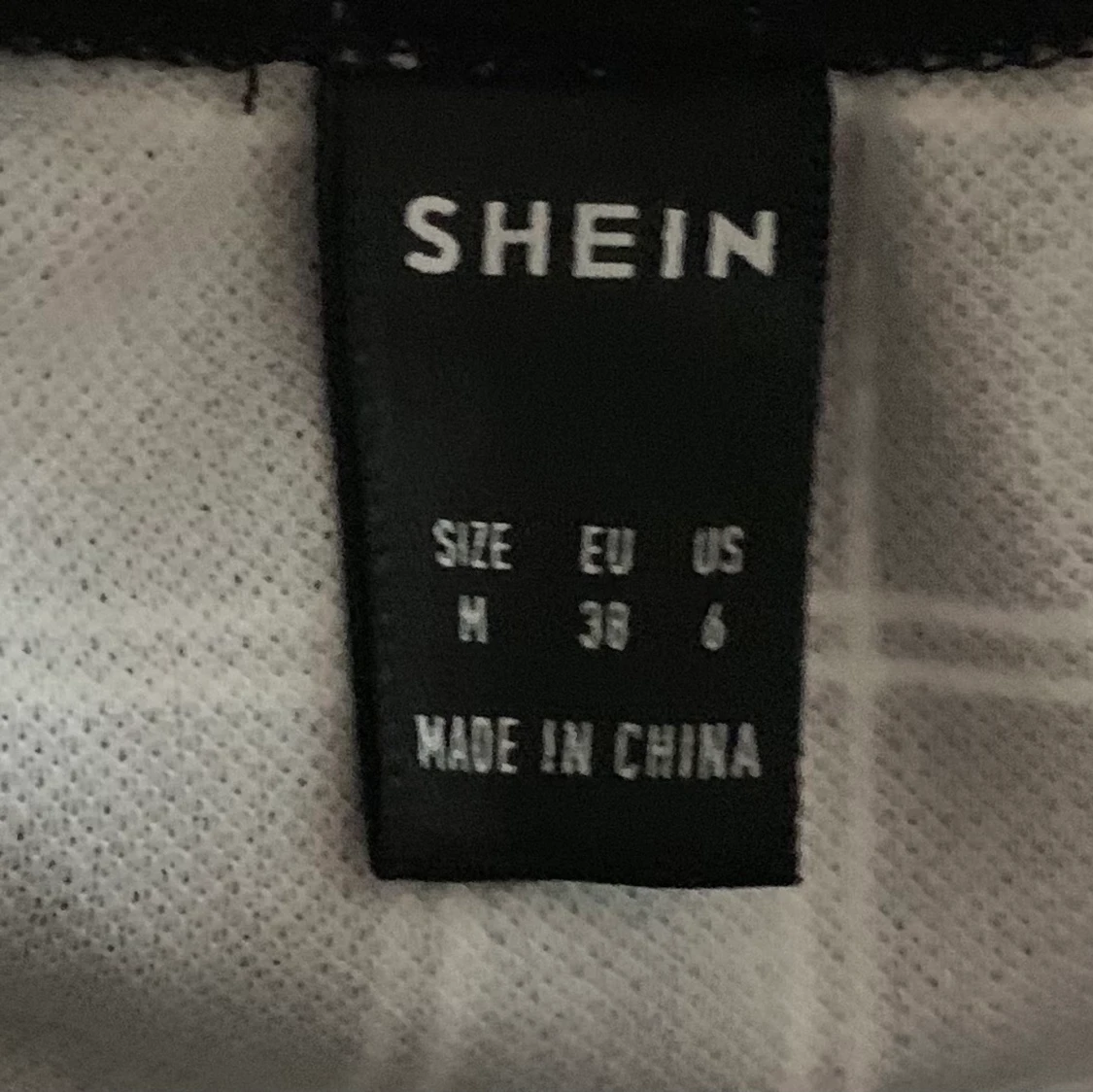 Svart kjol i storlek 36 - 90