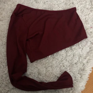 Off shoulder tröja  - Mörkröd Off shoulder tröja från boohoo som jag inte använder. storlek 34 och säljer för 30kr