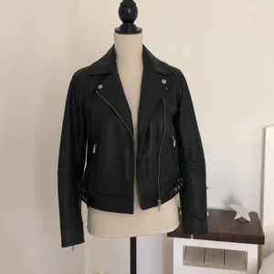 Levi’s skinnjacka - Superfin skinnjacka ifrån Levi’s i äkta skinn. Helt oanvänd och i storlek S. Säljer den för att den tyvärr inte kommer till sin användning. Nypris kring 2500, mitt pris 500