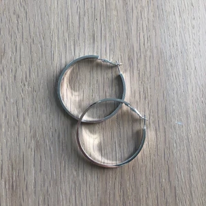 Hoops - Stora silvriga hoops- ej äkta silver. 