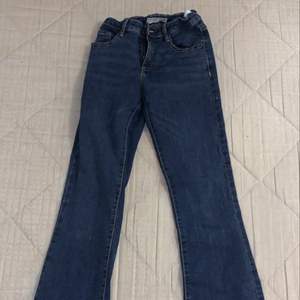 Mörkblå bootcut jeans i fint skick. Storlek 158 men skulle nog säga att dom kan passa nån storlek mindre också. Betala gärna med swish och möt helst upp i Linköping. ENDAST SERIÖSA KÖPARE!!!