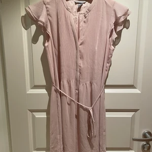 Klänning H&M storlek 40 som ny - Klänning H&M storlek 40 som ny