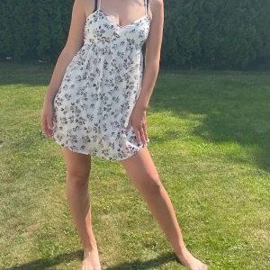 Somrig Hollister klänning storlek S - Blommig och somrig klänning från Hollister. Material 100% polyester. Storlek S.
