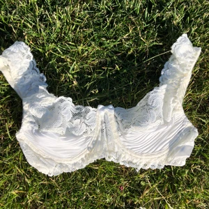 Vintage bh - Vintage bh i gott skick! Massa snygga detaljer! Storlek omärkt men uppskattas till 75-80 A-B. Jag själv bär 80A och den sitter perfekt. Köpare står för frakt. Säljer ytterligare en liknande bh på min profil! 