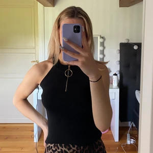 svart linne - svart linne med guld detalj, fint skick inte använt många gånger.