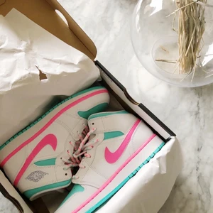 Air jordan 1 mid, pink green soar -  sjukt snygga somriga jordans. Köpta på restocks, använda men är i bra skick. Skriv privat för mer bilder! ✨💖