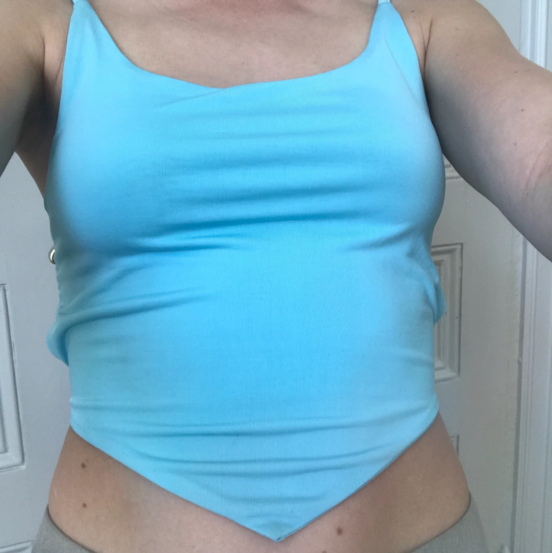 Ljusblå topp med öppen rygg