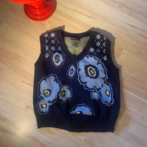 Mönstrad väst  - Säljer en mönstrad väst från Shein. Storlek M, men skulle säga att de är mer som en S💓 
