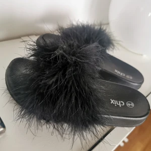 Fake päls tofflor  - Sjukt sköna skor. Står storlek 37 men mer som en 36 