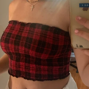 Tube Top - Gullig topp från hollister, bra kvalite och enkel att styla ! Storlek M men sitter tight och väldigt stretchig funkar även S 