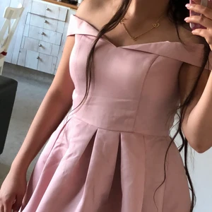 Nelly klänning  - Använd en gång 