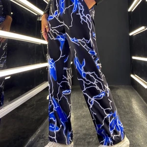 Blixt byxor - Dessa as coola blixt byxorna, frakten kostar 49kr✨