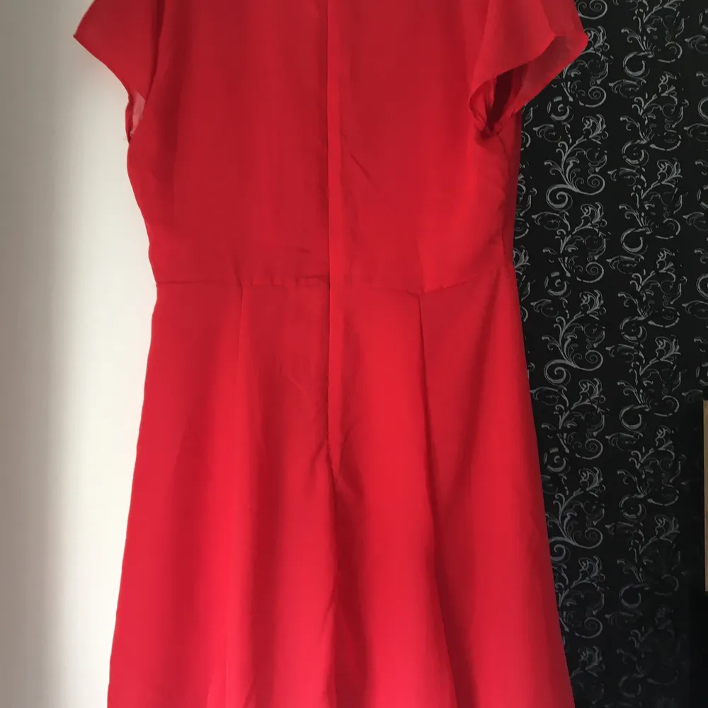 Röd klänning från bikbok i storlek L, passar även en M. Köpt för 2 år sen på rea och är använd en gång. . Klänningar.