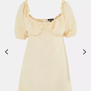Missguided klänning - Ljusgul/pastellgul klänning från missguided. Helt oanvänd då jag beställt dubbelt. Står stl 40 men passar mer 38