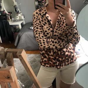 Cool skjorta  - Unik skjorta från MNG suit, knappen högst upp har ramlat av så det sitter en säkerhetsnål där! 