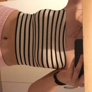 Randig top - Svartvit randig top som är köpt nyligen och använd en gång🤍🤍
