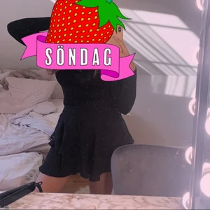 Svart kjol - Intressekoll på denna skit snygga kjolen som passar till allt, storlek S men skulle säga den passar XS-M💕