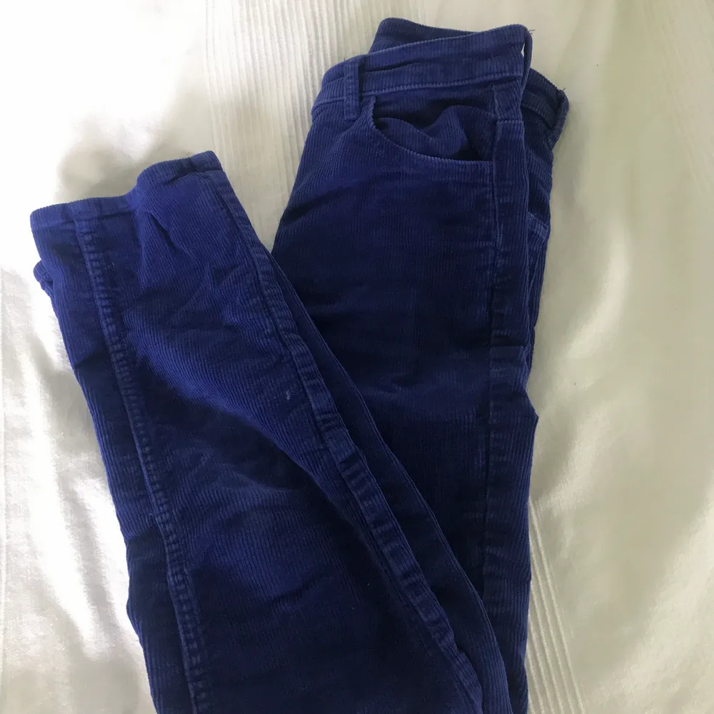 Skitsnygga byxor från weekday, använda men bra skick. Säljer pga lite korta, är 167 cm. . Jeans & Byxor.
