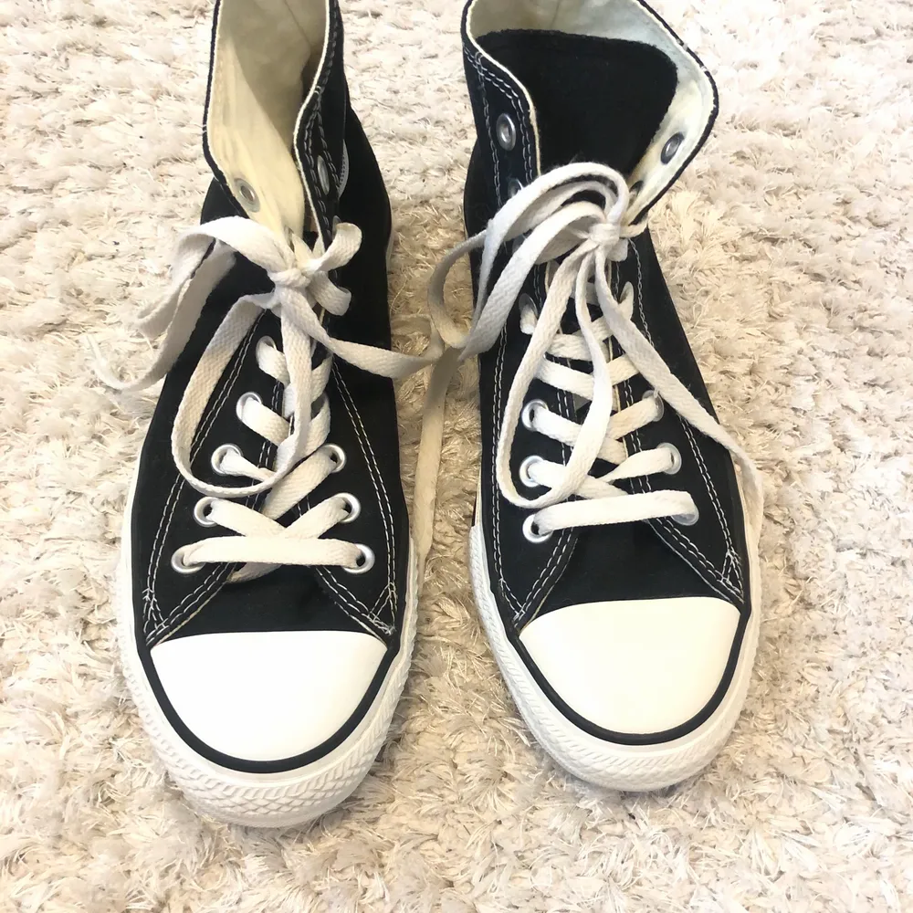 Går Säljer dessa helt nya svarta hightop chucktaylor converse. En perfekt sko som passar till alla klädesplagg, bekväm och snygg för alla tillfällen. Skorna är storlek 40 men passar likaväl på 39💕 frakt ingår🥰. Skor.