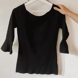 Svart topp - Svart topp med detaljer