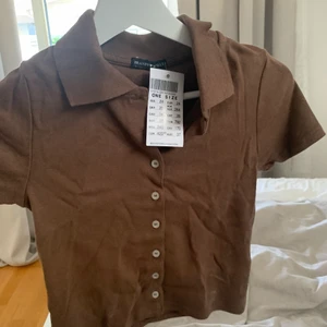 Söt tröja - Färgen framkommer inte riktigt på bild, det är en lite ljusare brun färg 💕 storlek one Size men skulle säga att det är en XS/S 🤍 100kr + frakt 