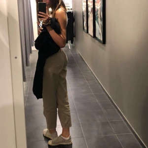 Så fina beiga jeans, HM - Jättefina jeans men som är korta för mig (är 187), väldigt bra skick och väldigt fin färg. Skriv om du har frågor, frakt tillkommer🤍