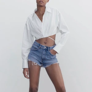 Zara Jean shorts - Säljer dessa superfina jeansshorts från zara! Nästintill helt oanvända då dem är lite små❤️ 