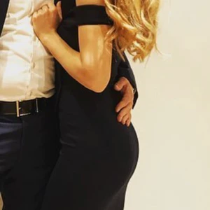 Mörkblå klänning (st. 34) - Denna plagg sitter väldigt fint, fin material lite som silk/glansig. Har haft den i 3 år. Ingen skada alls. Har tagit på mig den 1 gång. Jag är 153cm och klänningen går precis under mina knän. Passar perfekt för er som tar på sig XS. 