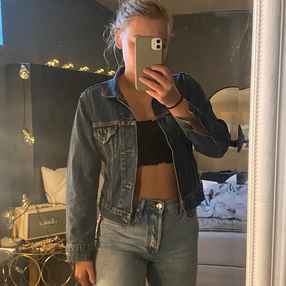 Jeansjacka från Levis i storlek XS som blivit för liten på mig, säljer för 100kr + frakt. Jackor.