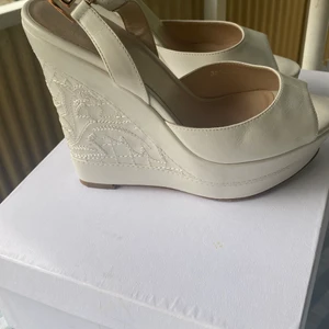 Versace skinn skor 14 cm höga  - Jätte fräscha knappt använda kilklack skor i skinn från Versace 