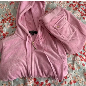 Jucy couture set  - Rosa sett från jucy couture säljes pga av att jag växt ur det och kommer därför inte till användning. Använt  men fortfarande i bra skick! Stl s på tröjan och 14 på byxorna motsvar xs/xxs. J:et som ska sitta i dragkedjan har tyvärr lossnat men inget man tänker på. ( se sista bilden) 