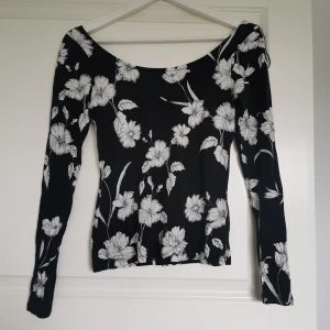 Tröja  - Blommig tröja. Storlek xs 