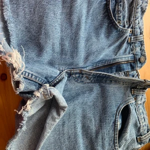 Levis vintage shorts - Säljer dom perfekta vintage shortsen från Levis! Står storlek w32 men passar nog nån med w28 mer! Jag är öppen för prisförslag också