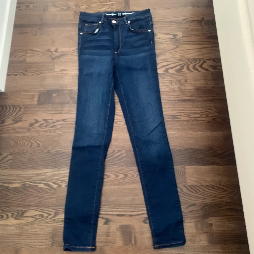 Jeans ifrån BikBok. Använda fåtal gånger. Köpte båda i höstas. Båda är i storlek M-33. Så det är väldigt långa. På mig som är 180cm går båda ner till anklarna. Båda är höjmidjade och ”skinnyjeans” Klpta tillsammans för 900kr. Säljer båda för 400, eller en för 500.                 Frakt på 96kr för båda. Jeans & Byxor.